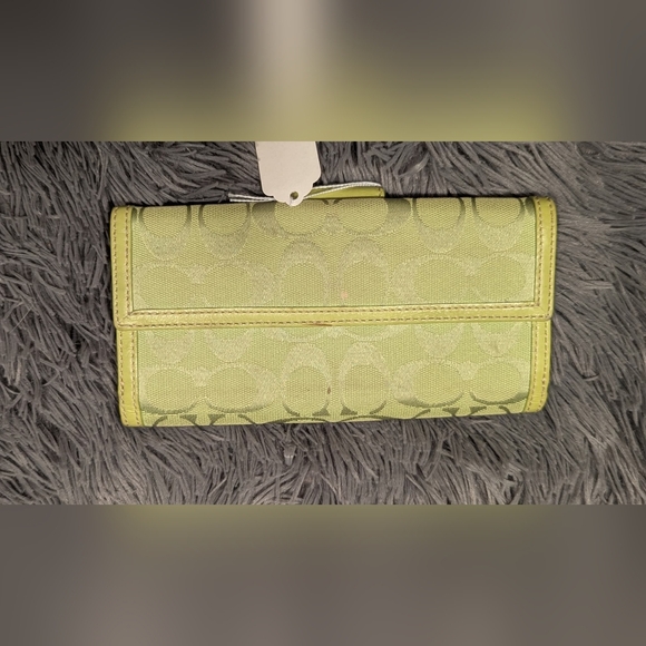Coach Signature Turn-lock Lime Green Canvas Wallet F43613 - Picture 2 of 4